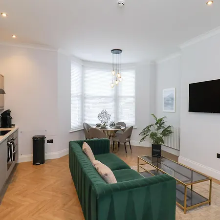 Apartment The Salisbury Sleeps 4 Classic