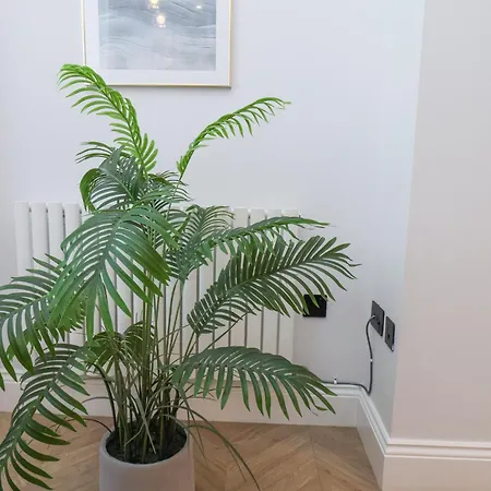 The Salisbury Sleeps 4 Classic Apartment *