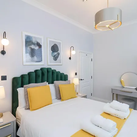 The Salisbury Sleeps 4 Classic Apartment
