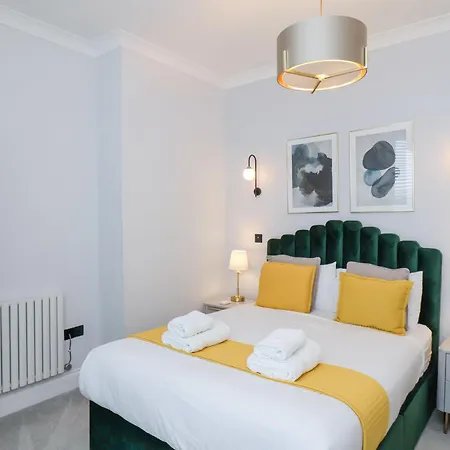 The Salisbury Sleeps 4 Classic Apartment *